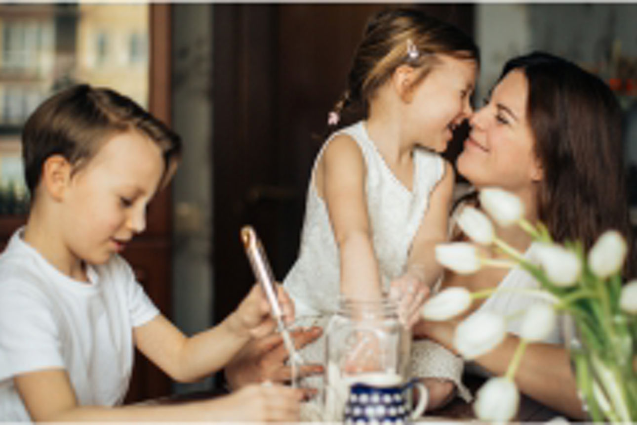 Mutter mit zwei Kindern 