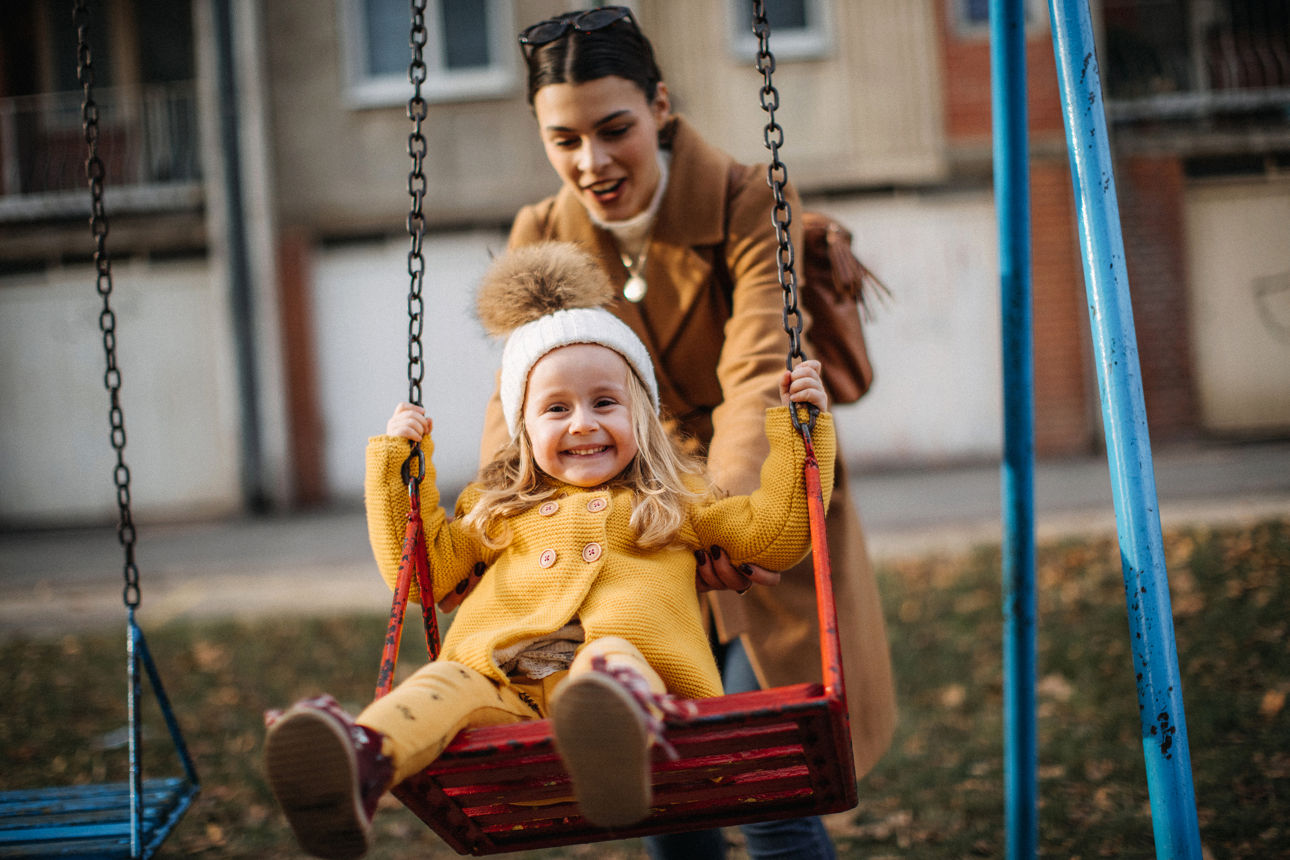 Mutter und Tochter schaukeln