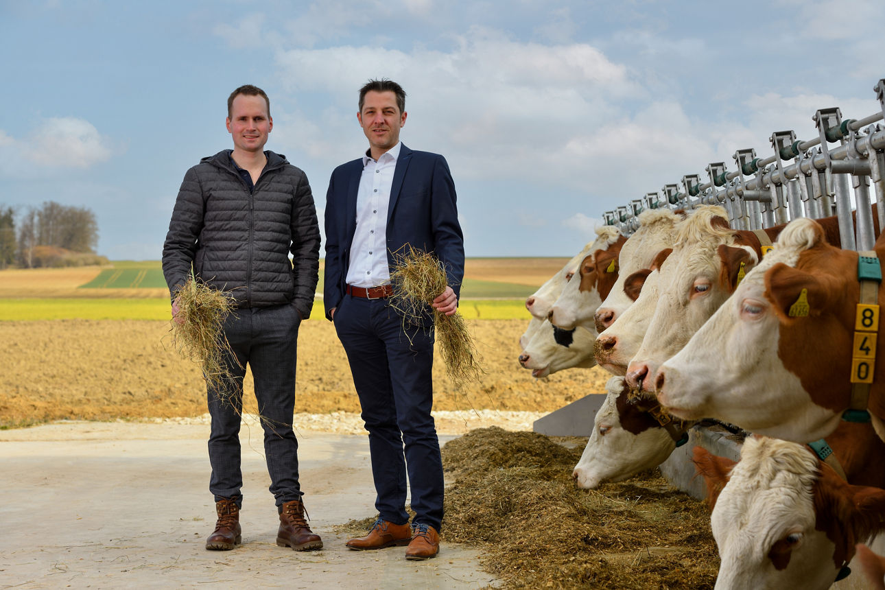 Firmenkundenberater auf einem landwirtschaftlichen Hof