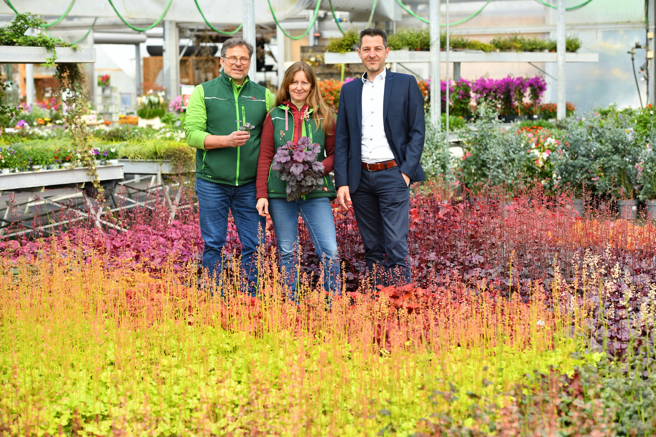 Finanzberater besucht seine Kunden, ein Ehepaar, das eine Gärtnerei führt