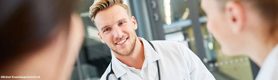 Medizinstudent in weißem Kittel