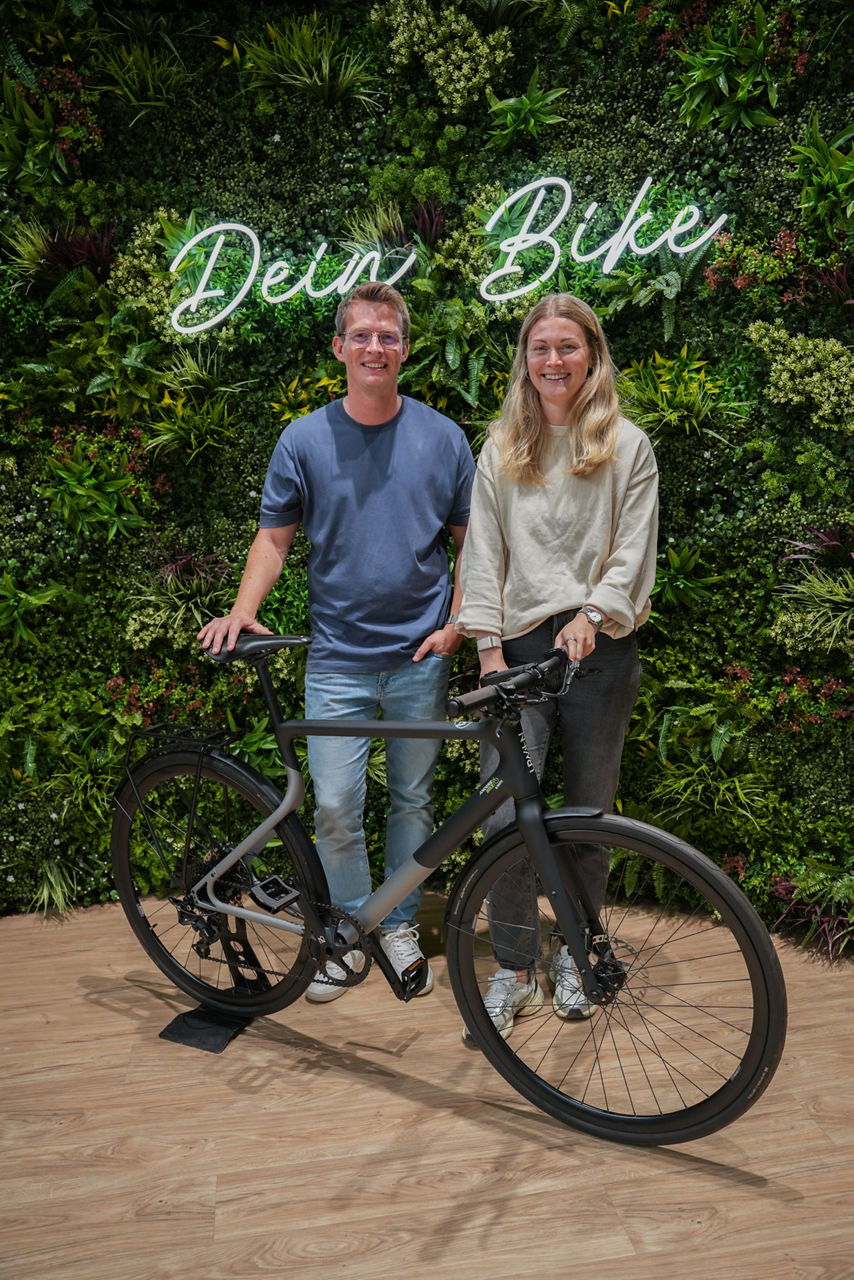 Frau und Mann mit Fahrrad in der Hand