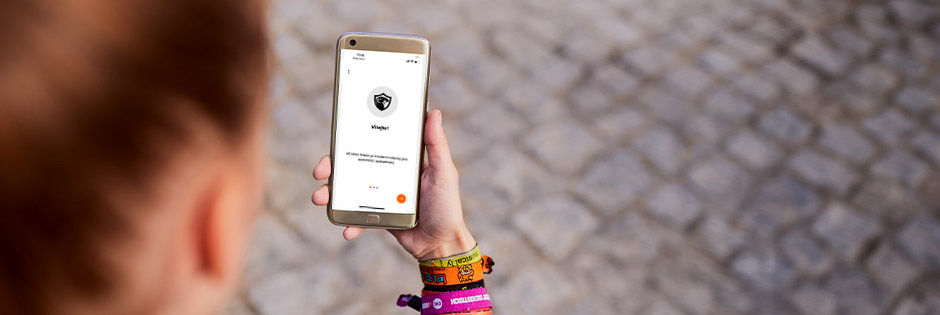 Frau hält Mobiltelefon in der Hand