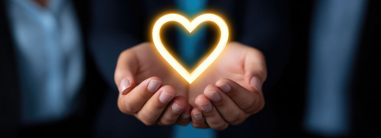 Goldenes Herz in Händen