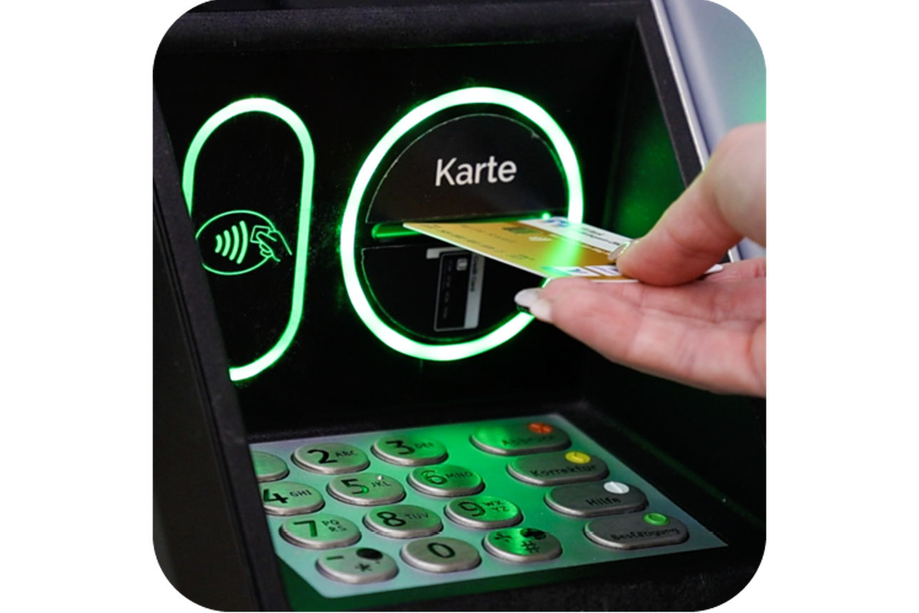 Karte in Bargeldautomat