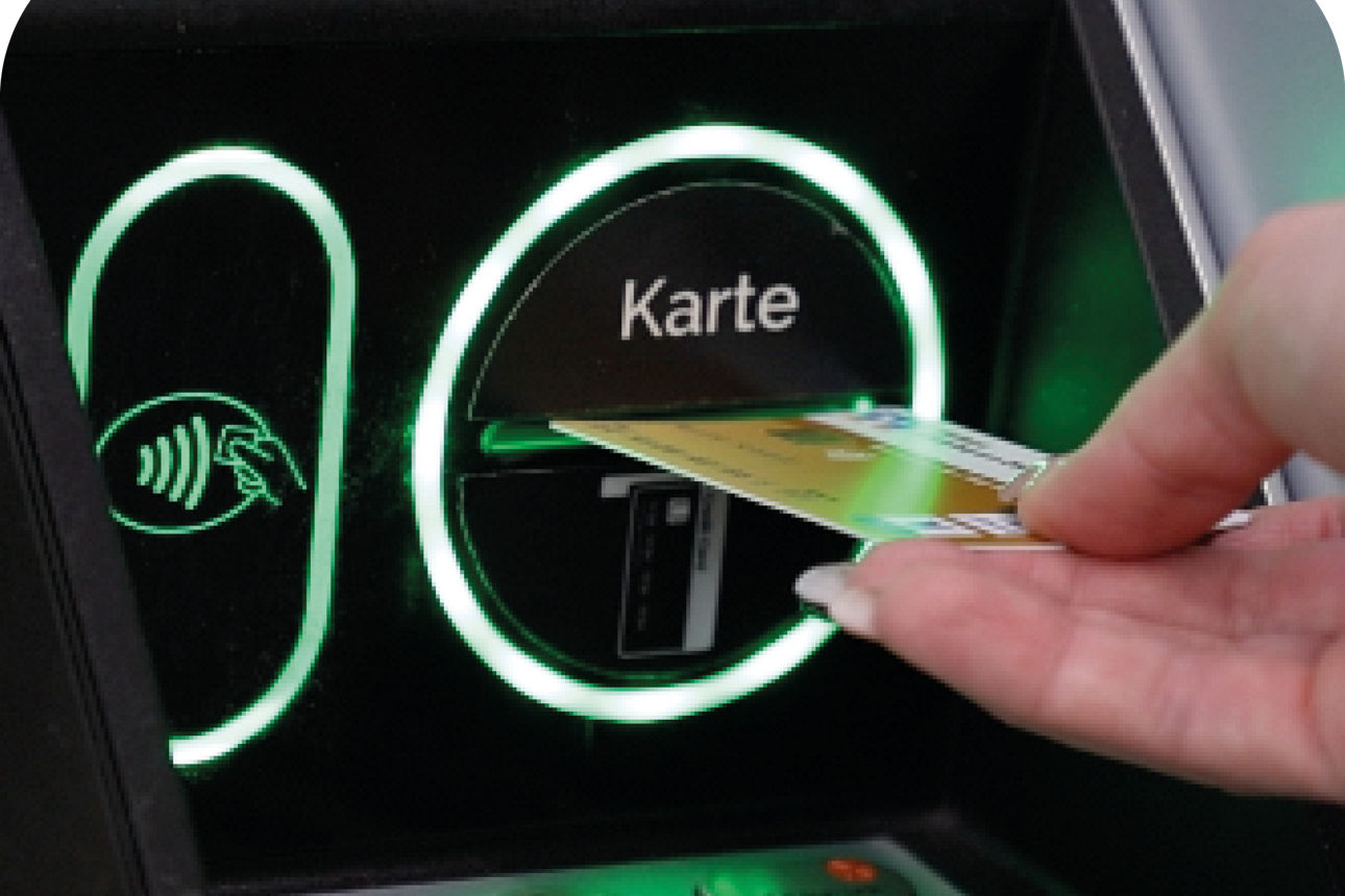 Karte in Bargeldautomat