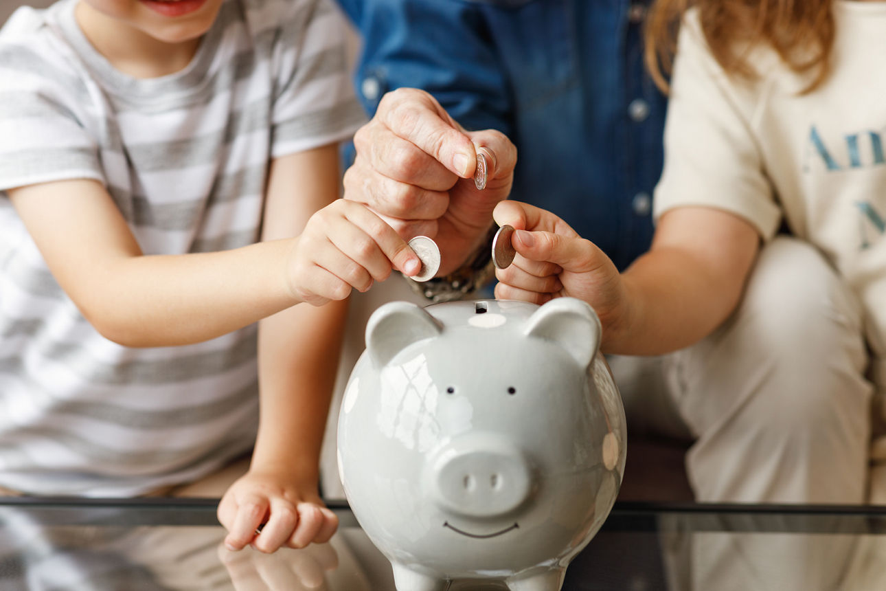 Familie steckt Geld in ein Sparschwein