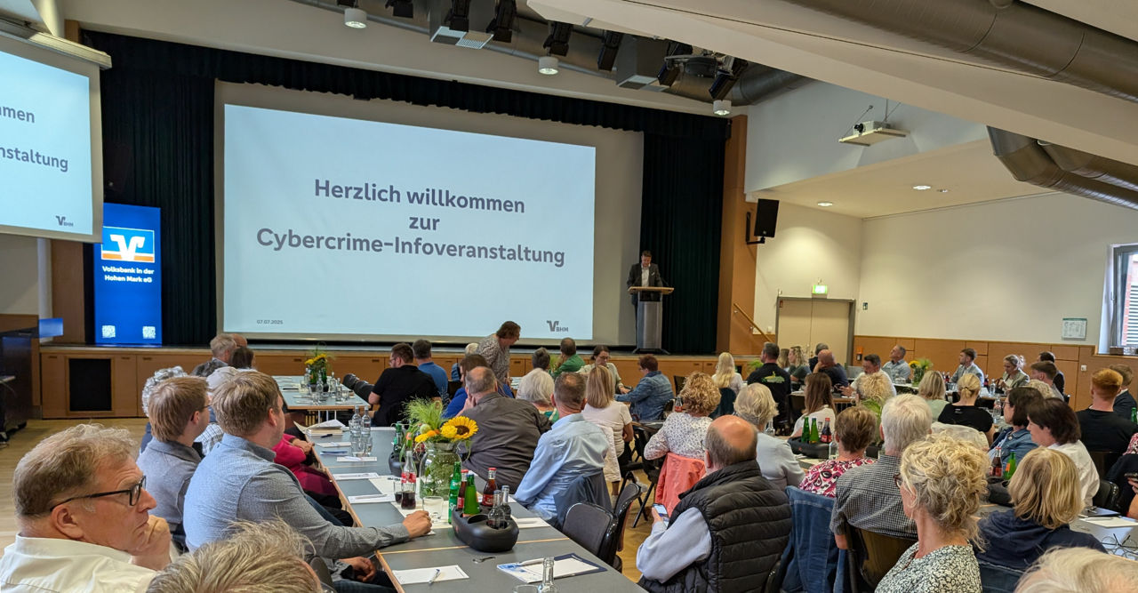 Nachbericht_Cybercrime-Infoveranstaltung_Publikum mit Blick auf die Leinwand