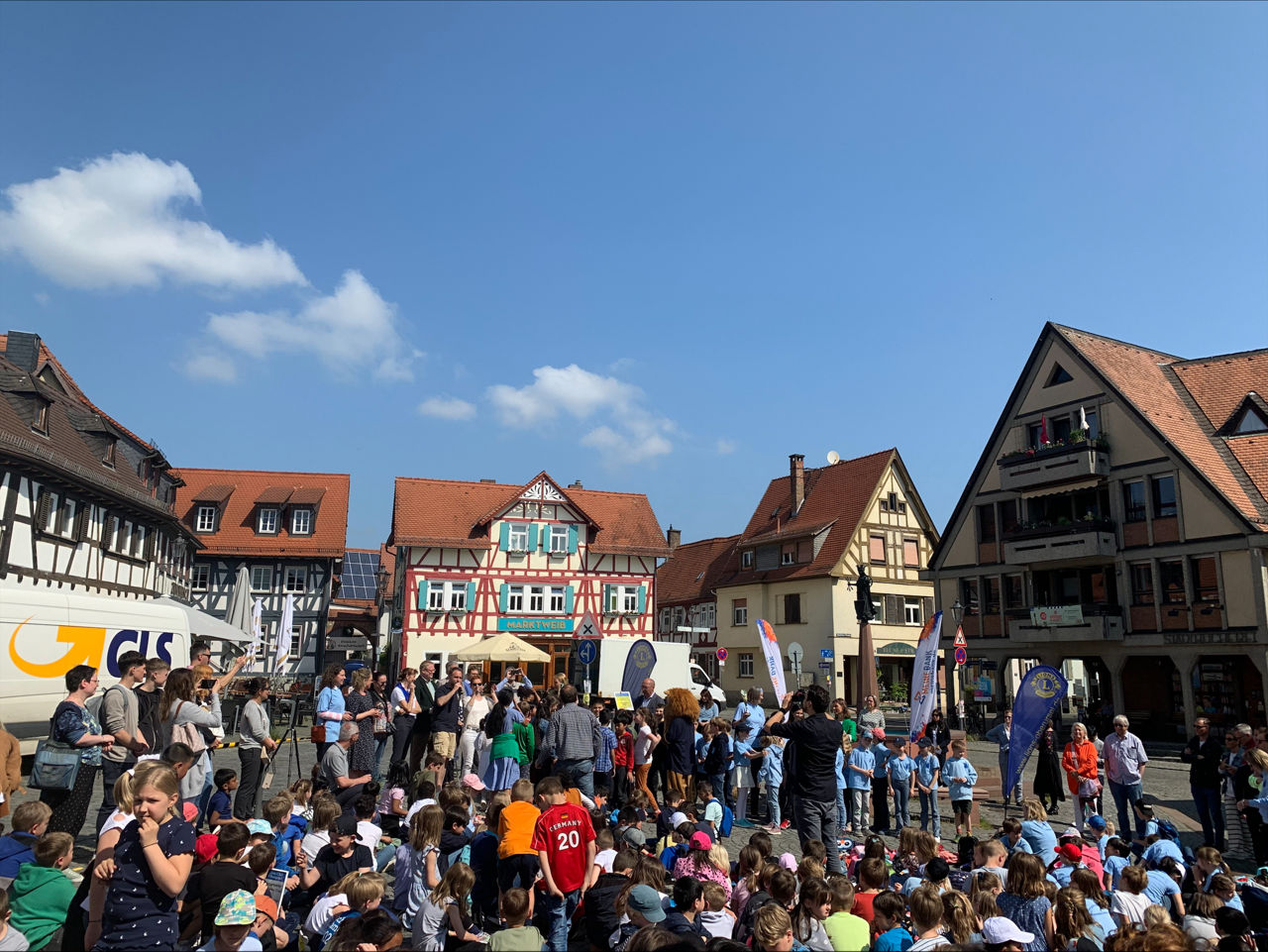 Abbildung zeigt Schulkinder, die am Lesewettbewerb teilnehmen