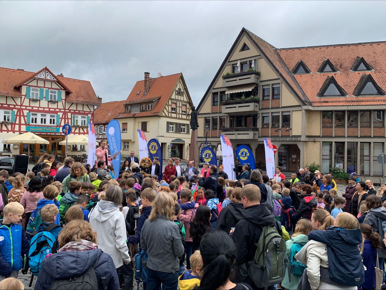 Abbildung zeigt Schulkinder, die am Lesewettbewerb teilnehmen