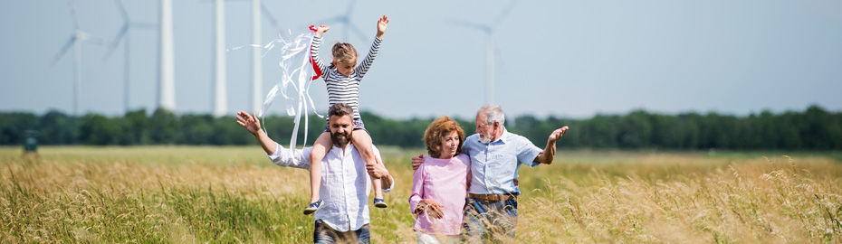 Familie die über ein Kornfeld läuft
