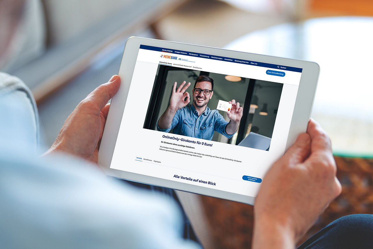 Abbildung zeig ein Tablet, auf welchem die Girokonto-Produktseite von Meine Bank zu sehen ist.