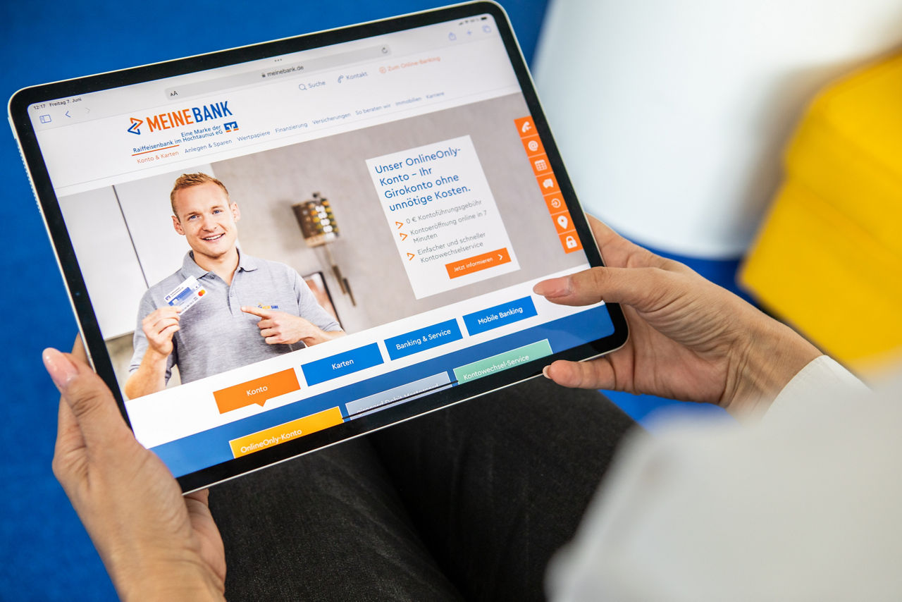 Abbildung zeig ein Tablet, auf welchem die Girokonto-Produktseite von Meine Bank zu sehen ist.
