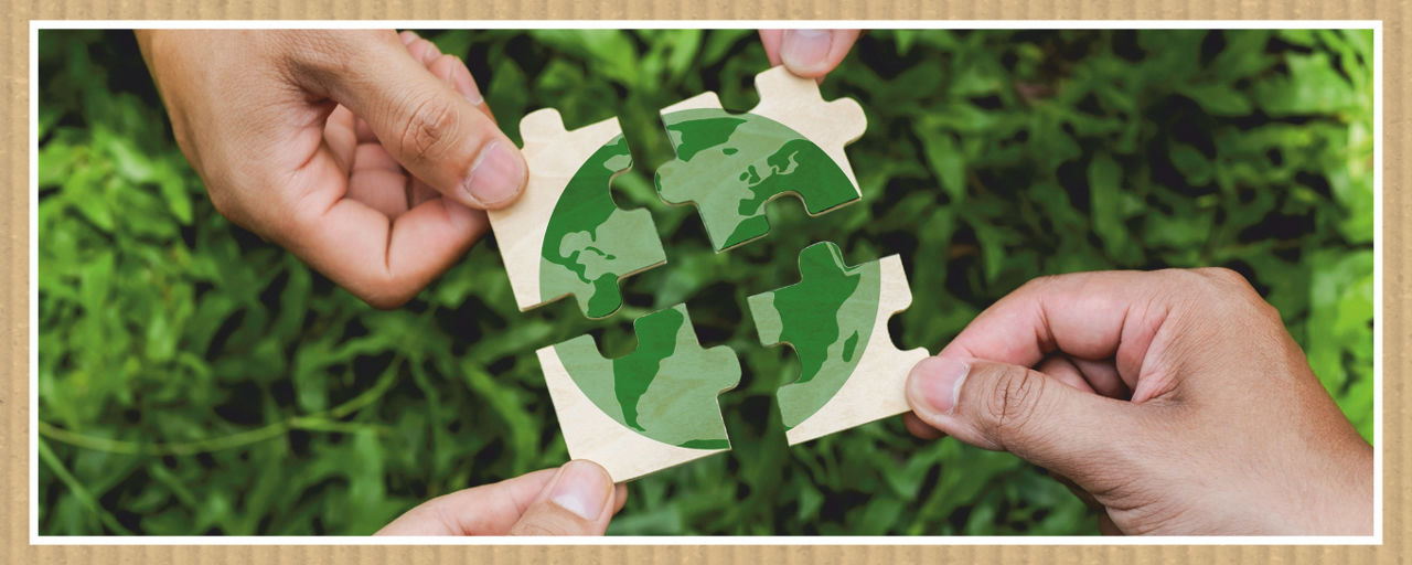 Hände halten nachhaltige Puzzleteile