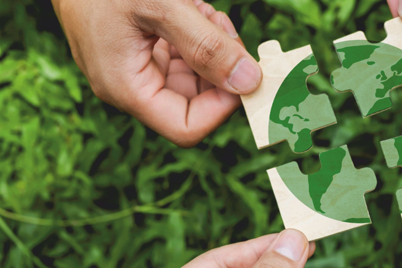 Hände halten nachhaltige Puzzleteile