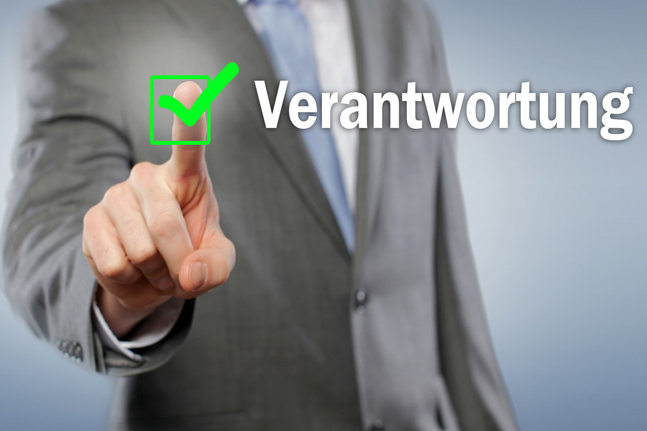 Die Hand von einem Mann und das Wort Verantwortung.