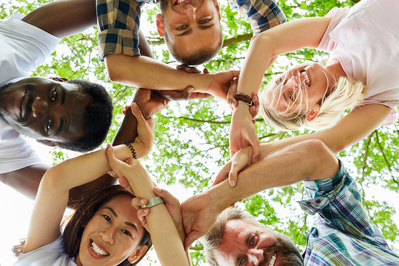 Gruppe von Menschen unterschiedlicher Herkunft