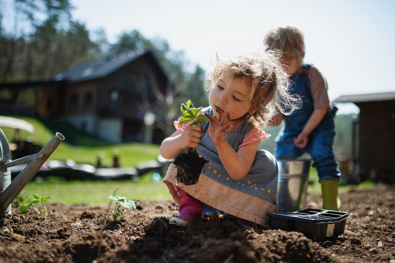 Zwei Kinder arbeiten im Garten