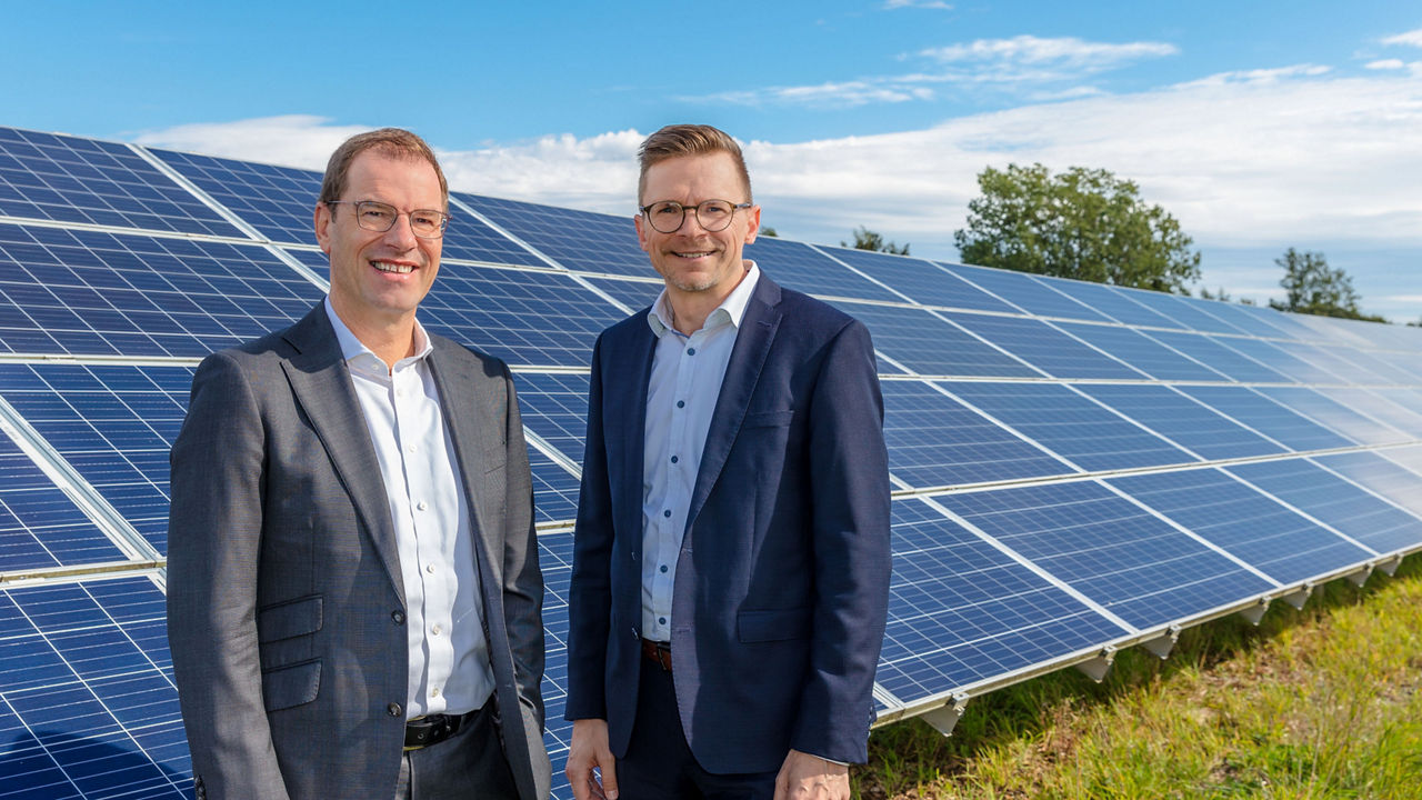 Unser Vorstand steht vor einer Photovoltaik-Anlage