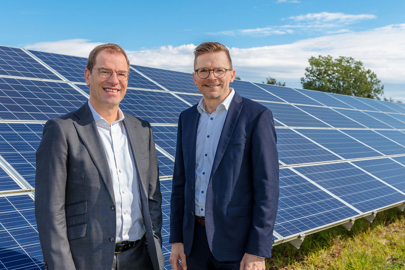 Unser Vorstand steht vor einer Photovoltaik-Anlage