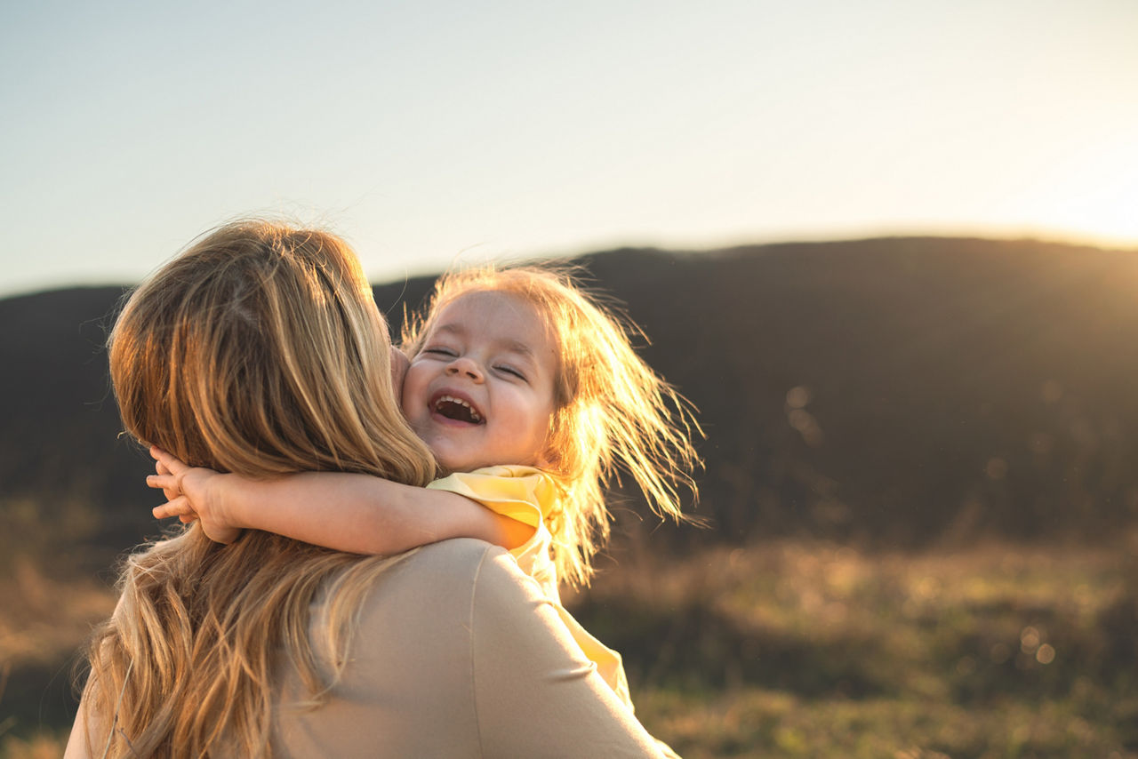 Darstellung eines kleinen Mädchens, das ihre Mama umarmt