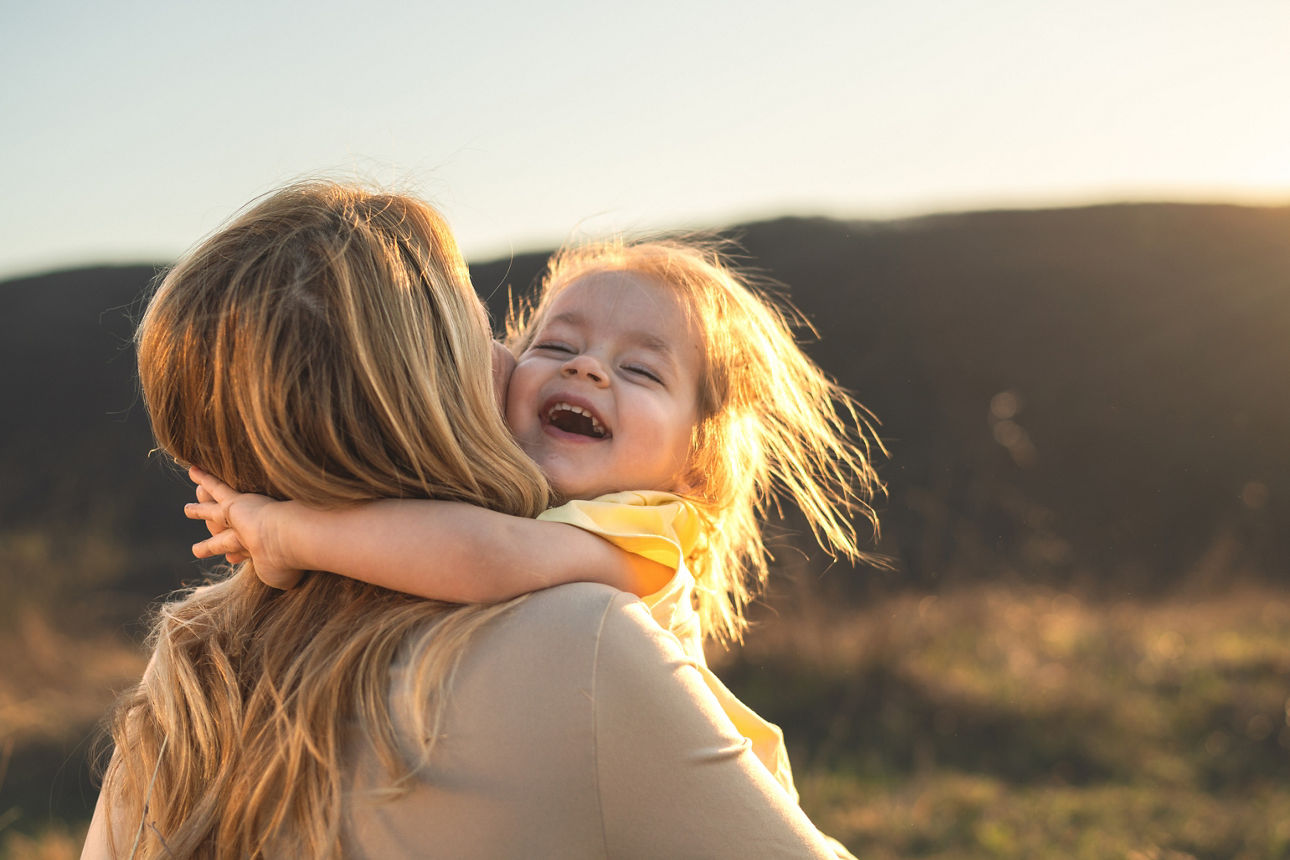 Darstellung eines kleinen Mädchens, das ihre Mama umarmt