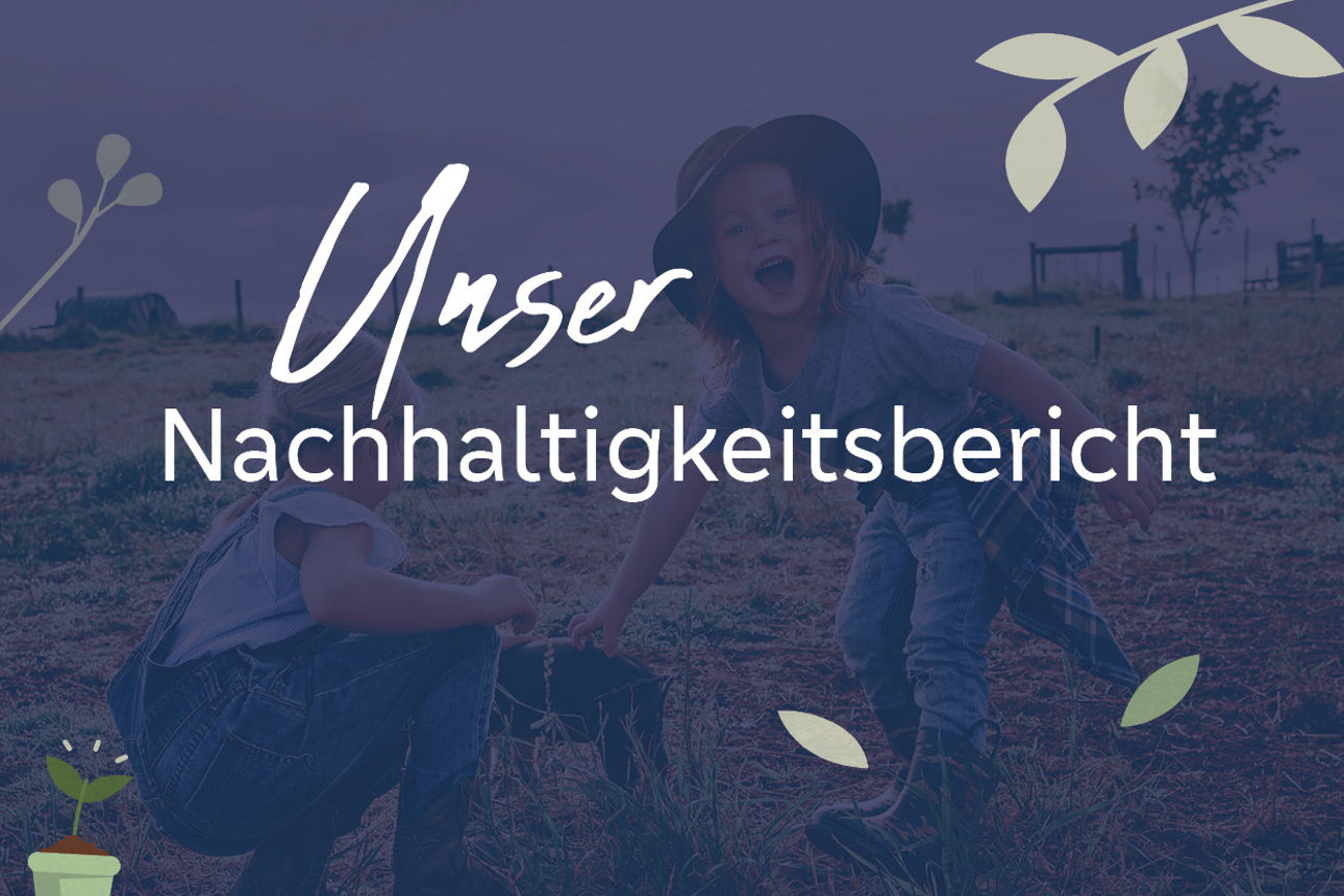 Zwei spielende Kinder auf einem Feld mit einem blauen Overlay und dem Schriftzug Unser Nachhaltigkeitsbericht