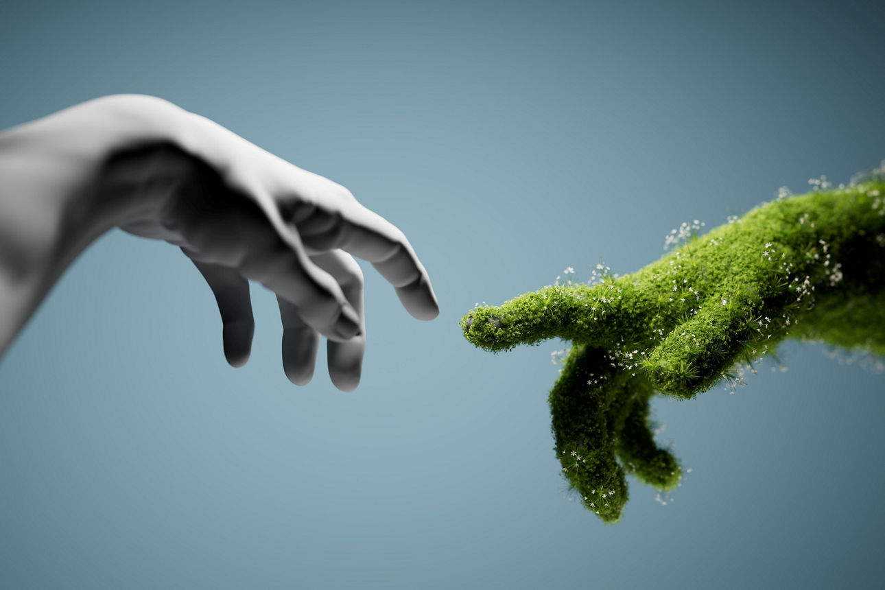 Eine graue und eine grüne, wiesenartige Hand strecken den Zeigefinger zueinander aus