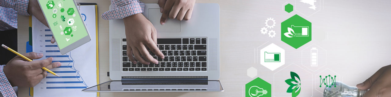 Schreibtisch auf dem ein Laptop steht