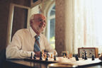 Ein Mann sitzt an einem Tisch und spielt Schach