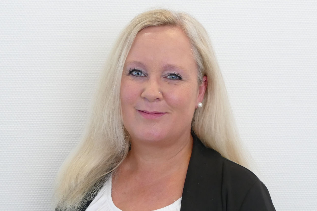 Eine Frau lächelt in die Kamera