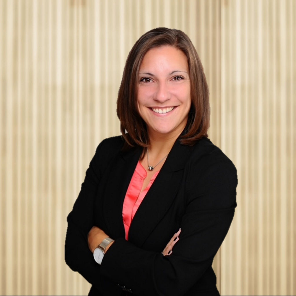 Nadja Wünsch vor einer Holzwand