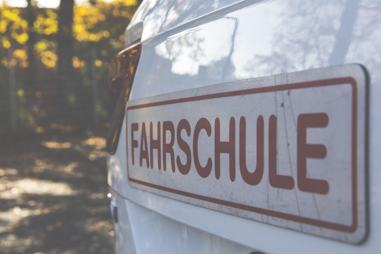 Nahaufnahme eines weißen Fahrzeugs mit Fahrschu-Aufkleberl