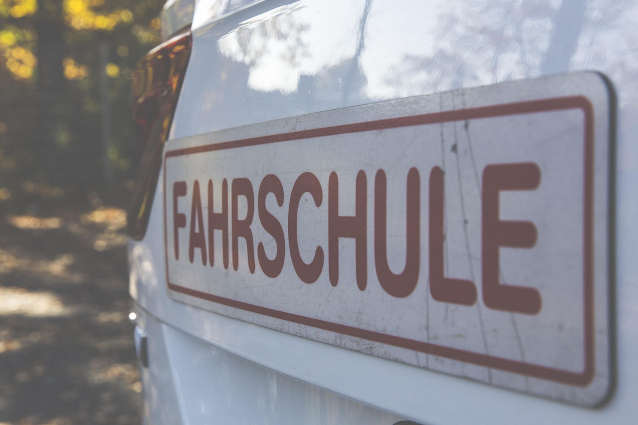 Nahaufnahme eines weißen Fahrzeugs mit Fahrschu-Aufkleberl