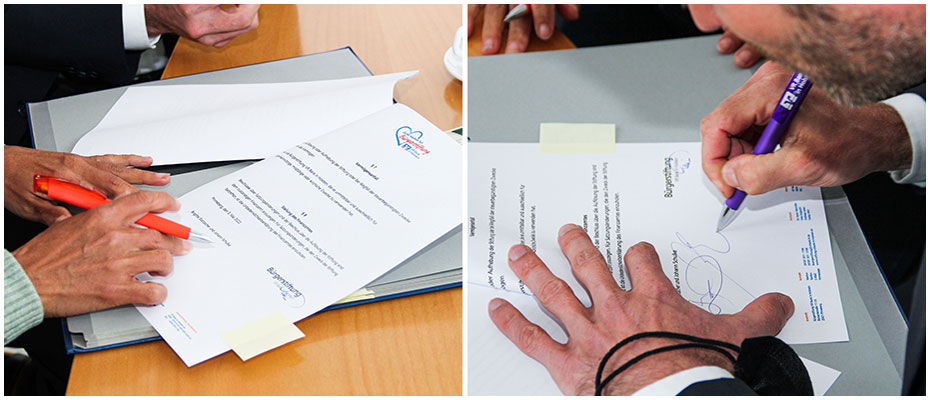Collage 2 Bilder bei der Urkunden-Unterzeichnung