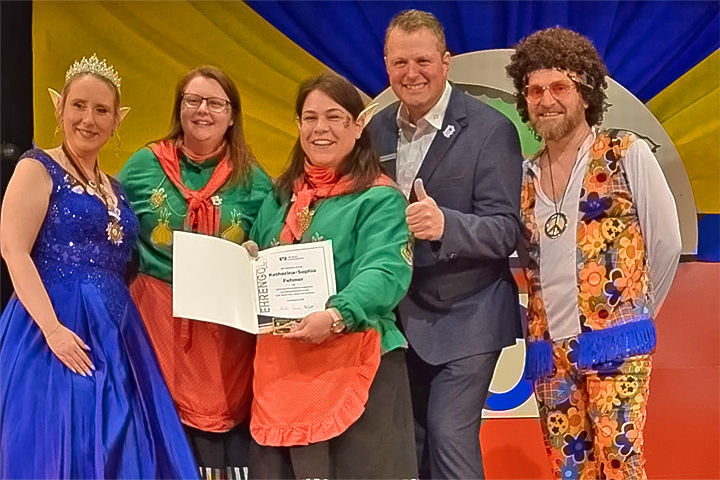 Übergabe der Urkunde für den Narrenverein