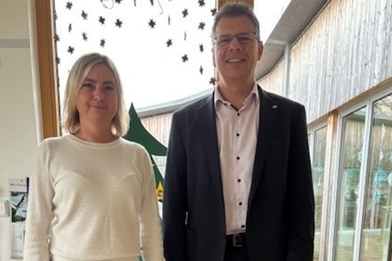 Eine Frau und ein Mann lächeln in die Kamera