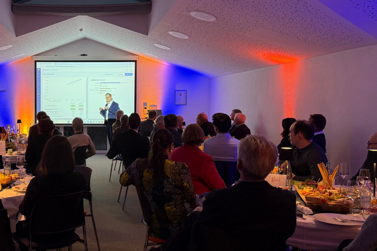 Event: Navigato - Raum mit Personen und Redner