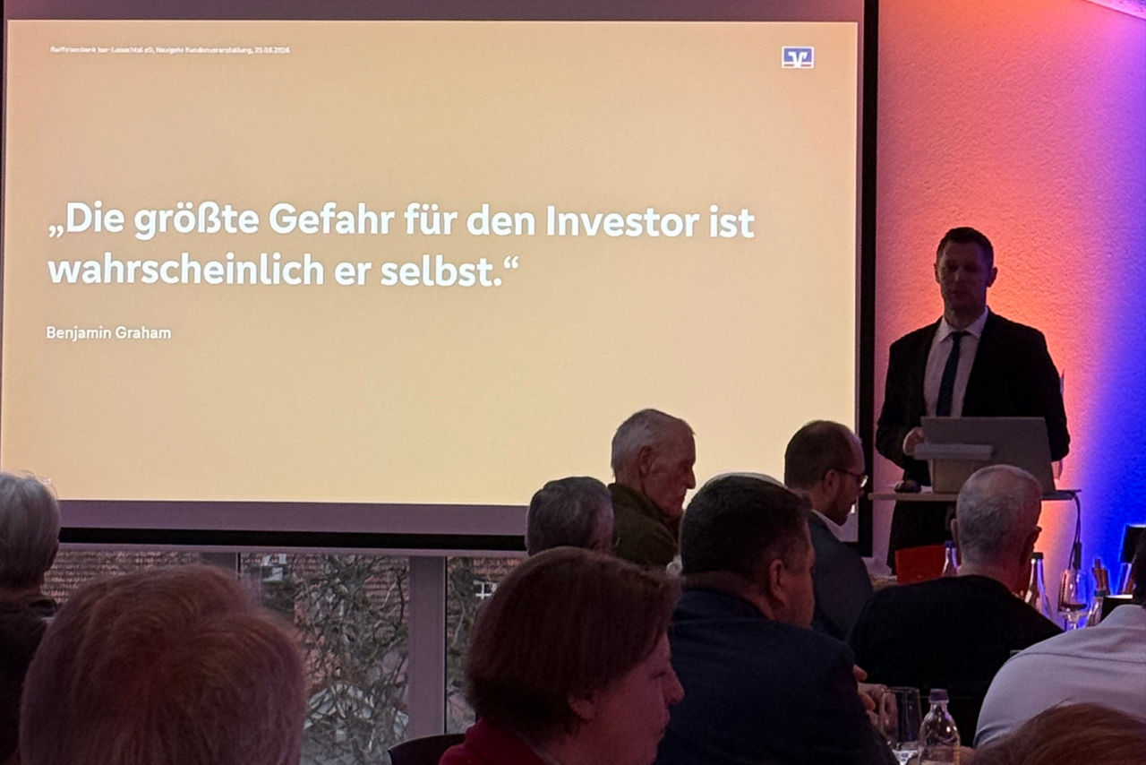 Herr Eisele mit einem Zitat auf der Präsentation