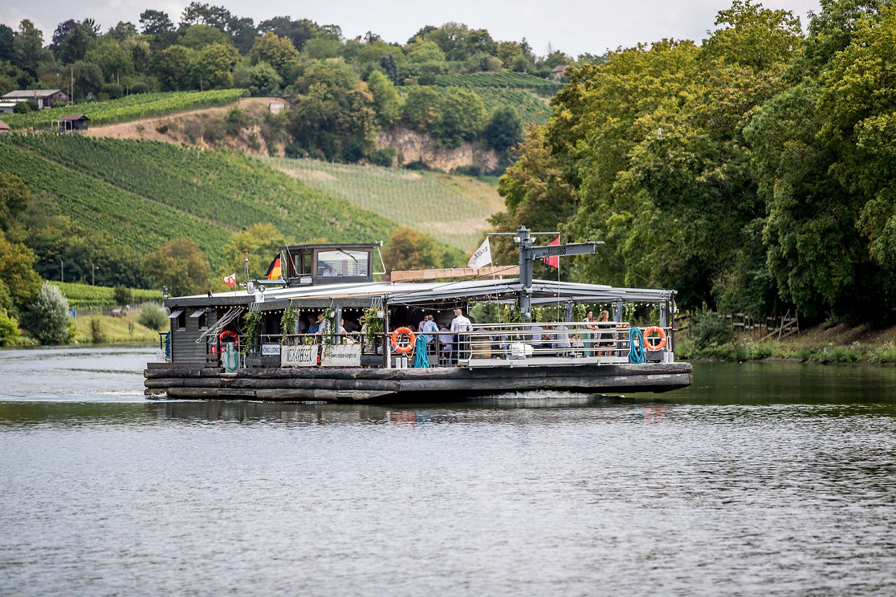 Ein Schiff auf dem Neckar.