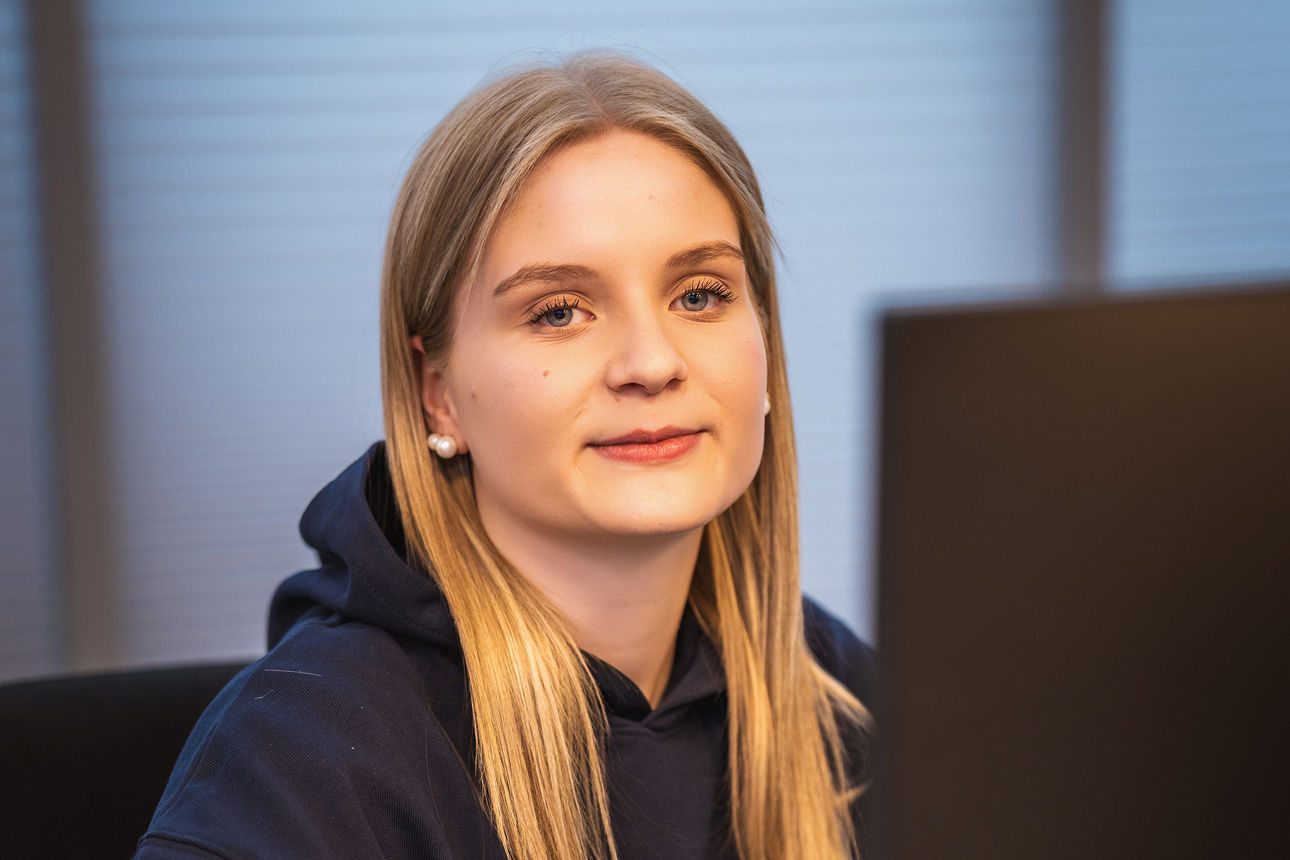 Auszubildende sitzt im Büro