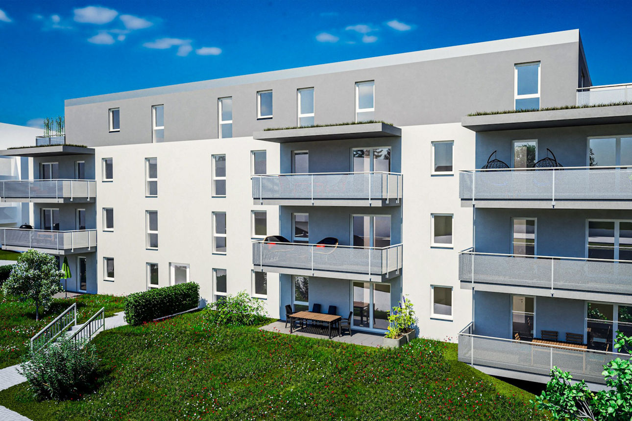 Moderne Doppelhäuser mit Satteldächern in einer grünen Umgebung, Gärten und Bäumen. Im Vordergrund unterhalten sich Personen.