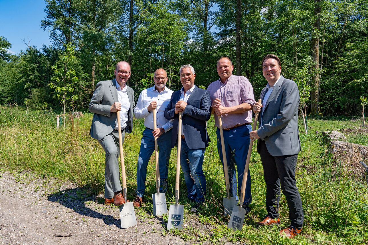 Fünf Männer stehen mit Spaten auf einer Waldlichtung im Kapbusch in Hückelhoven. Im Hintergrund sind junge Bäume und Wald.