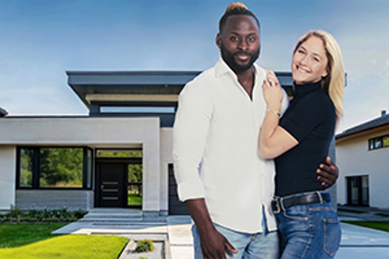 Ein junges Paar vor ihrem Neubau