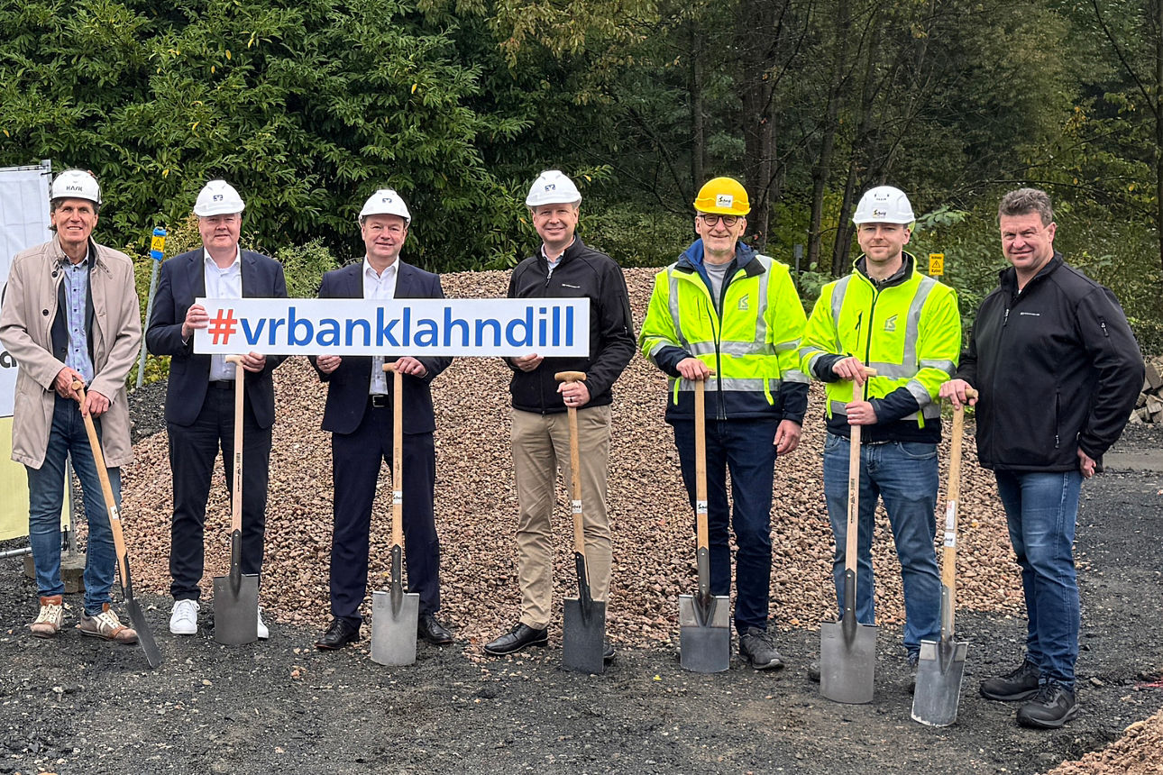 v. l.: Daniel Schmidt, Architekt Freischlad + Partner GmbH & Co. KG / Steffen Simmer, Vorstandsmitglied / Guido Elbrecht, Vorstandsmitglied / Thomas Altberg, Bereichsleiter / Christoph Scheld, Geschäftsleitung Bauunternehmen Scheld GmbH / David Gönner, Bereichsleitung Bauunternehmen Scheld GmbH / Martin Werner, Teamleiter