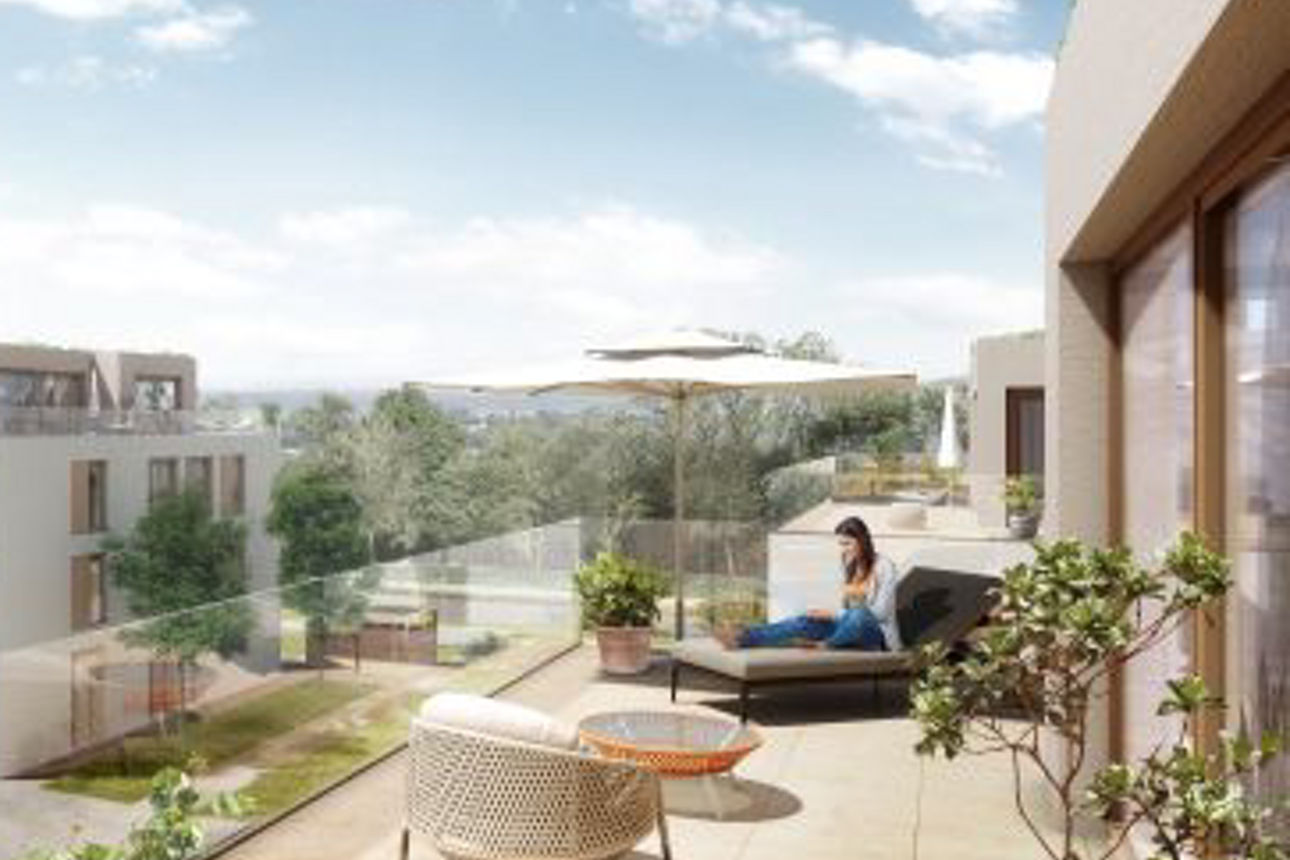 Blick von einer großen Terrasse mit Sitzmöbeln und Pflanzen auf moderne Wohngebäude, Grünflächen und einen Platz mit Bäumen. 