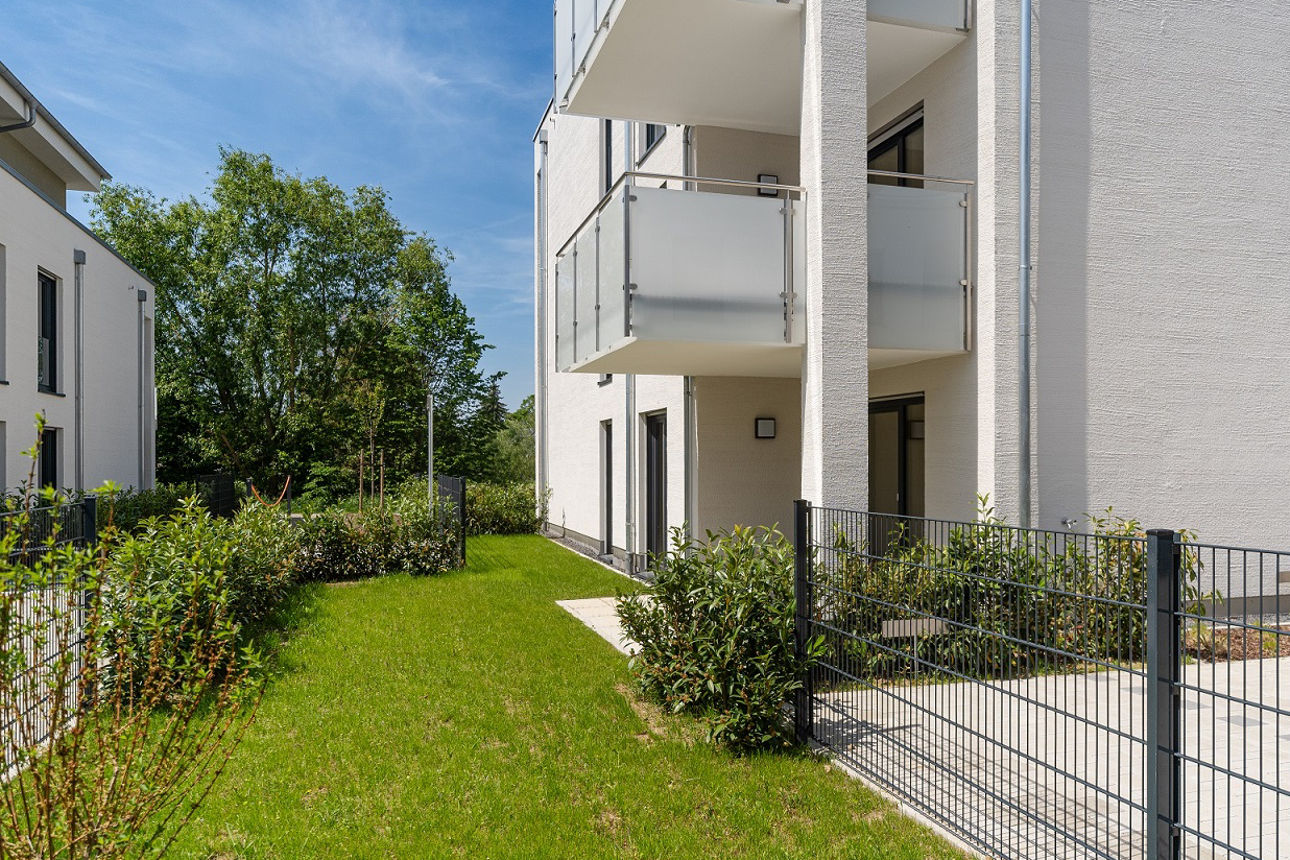 Blick auf Neubau mit Garten