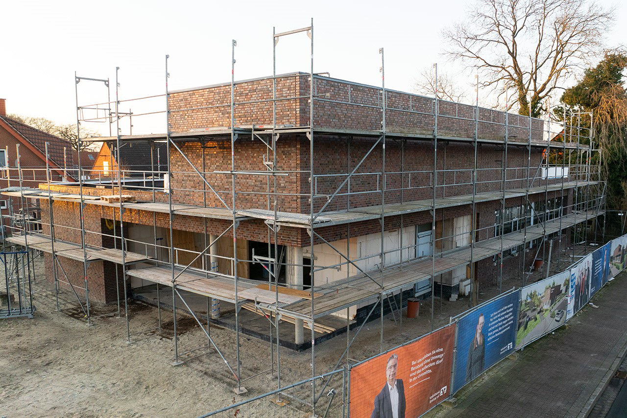 Die ersten Fenster werden eingebaut