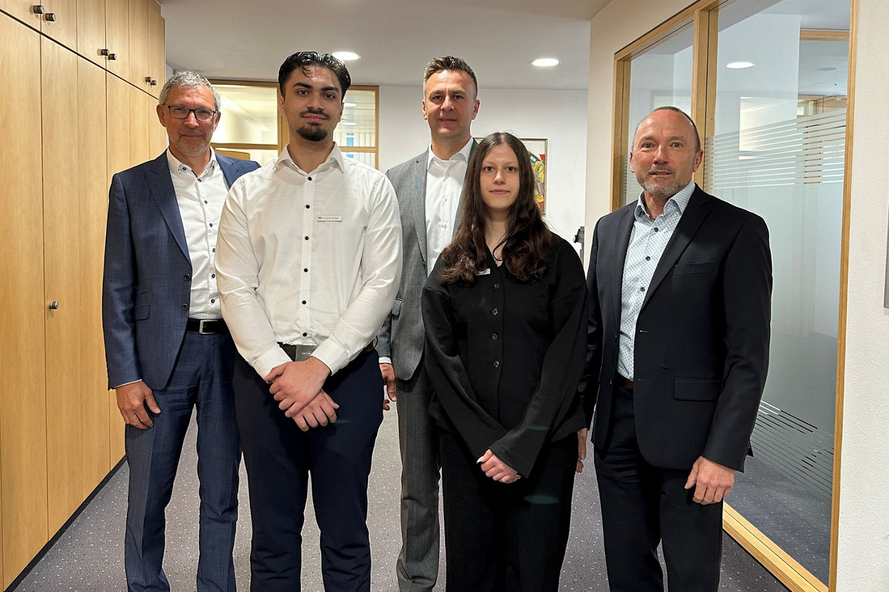 Ein Gruppenfoto der Mitarbeiter in den Geschäftsräumen der Bank. 