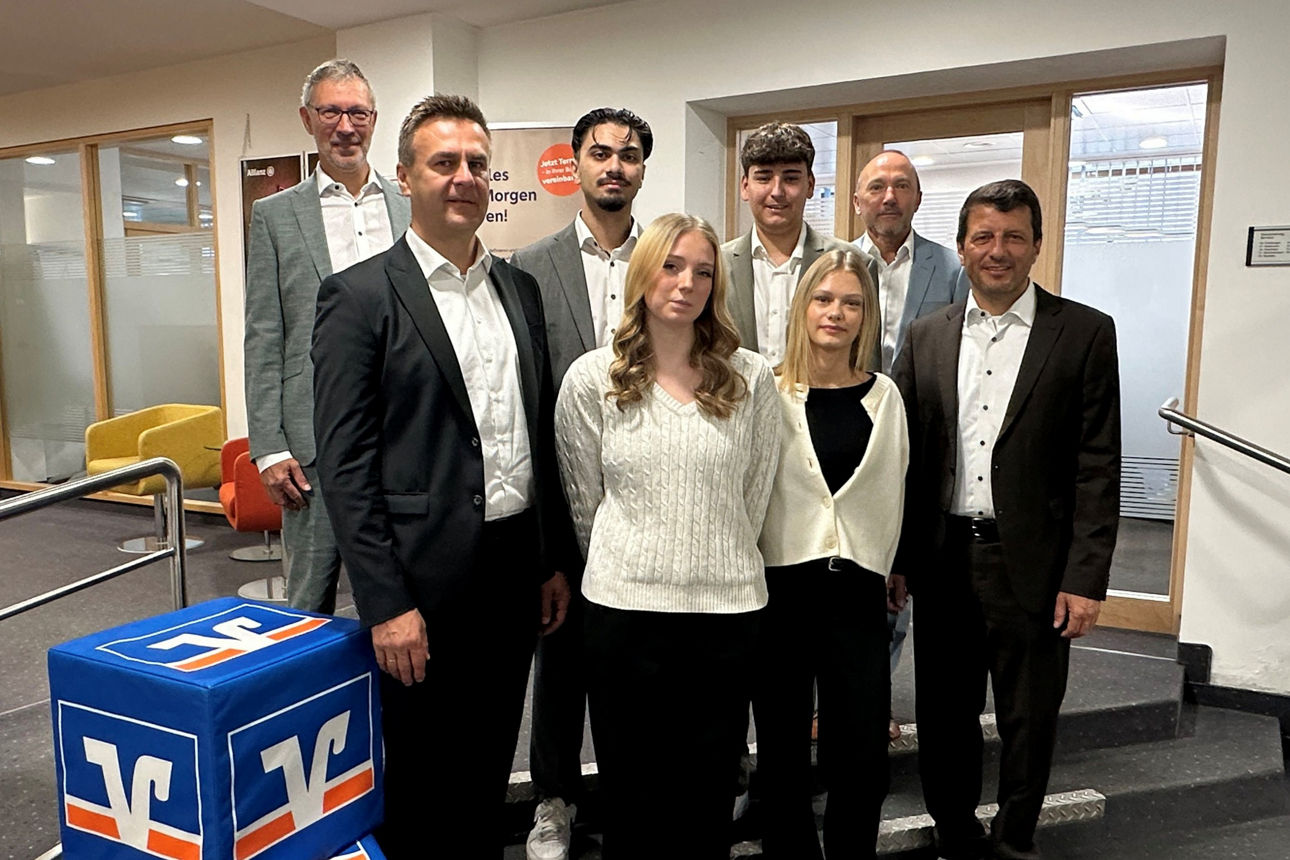 Auszubildende, Ausbilder und Vorstand der Raiffeisenbank Haag-Gars-Maitenbeth eG